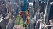 En far med sine to børn på et glasgulv over New Yorks gader