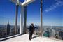En mand i en glasbygning på toppen af New York.