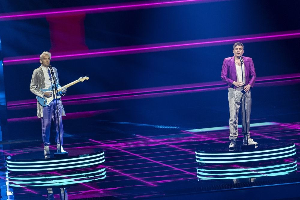 de to danske eurovision deltagere står på scenen