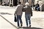 ældre par går tur