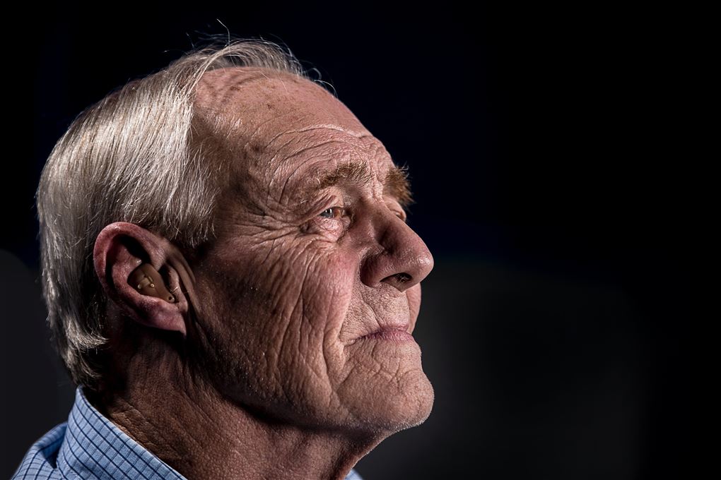 En ældre mand med høreapparat