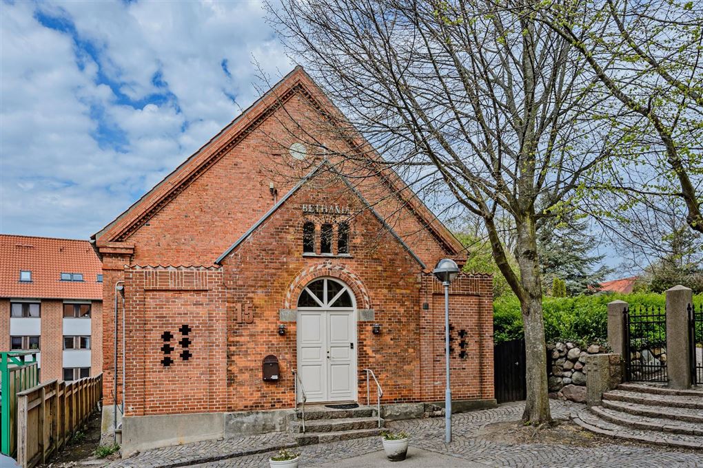 Kirken i Kalundborg ligger midt i et boligkvarter. 