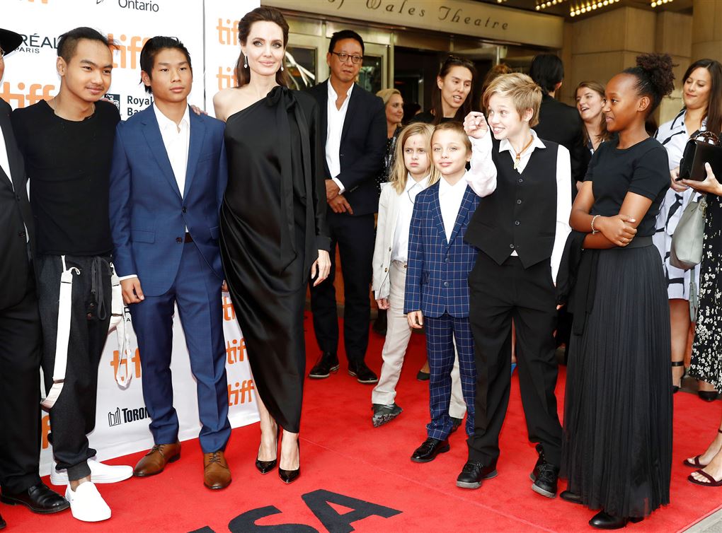 Angelina i mellem hendes seks børn. 