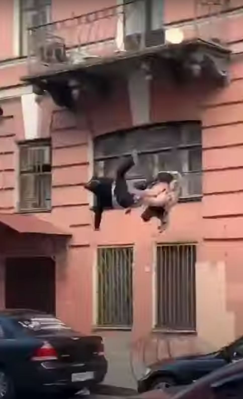 Par falder ned fra altan