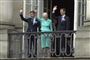 prins joachim, kronprins frederik og dronning margrethe står på balkon
