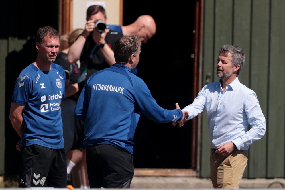 Kronprins Frederik hilser på spillere