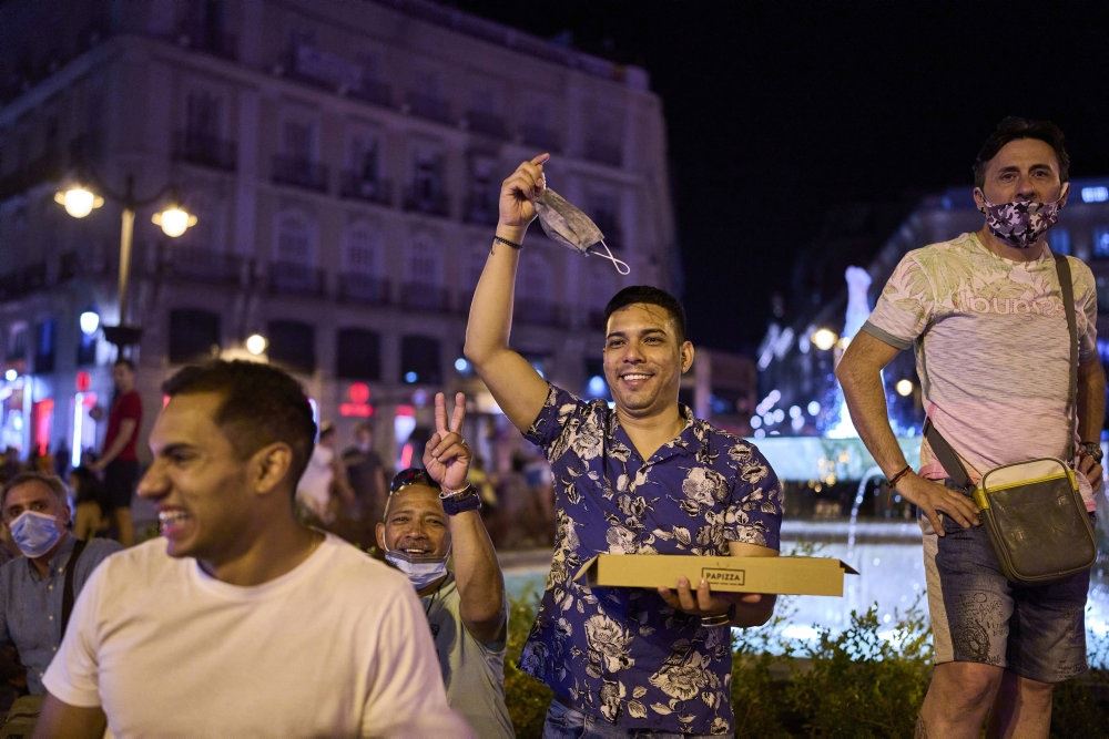 Glade spaniere på gaden uden mundbind