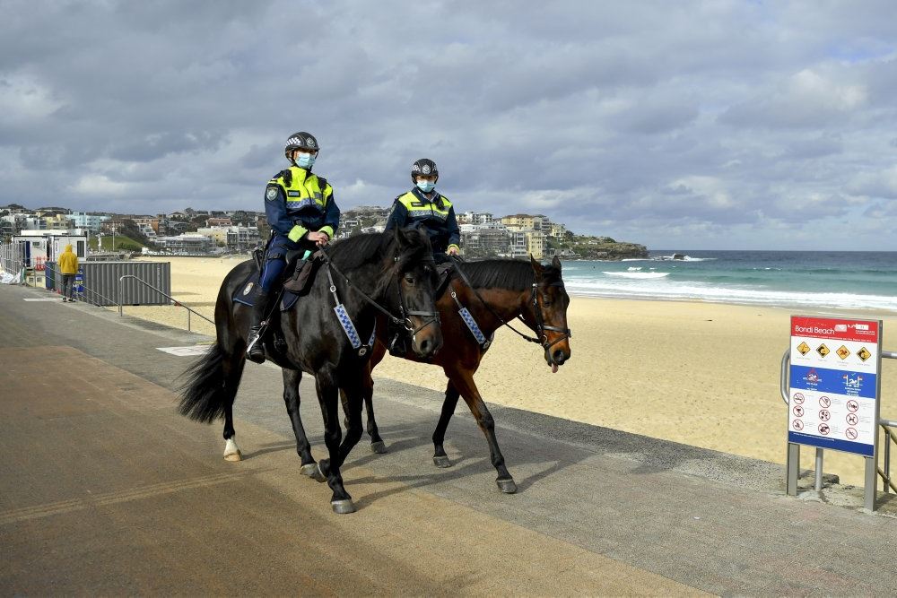 To politifolk til hest