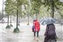 Personer på gaden i voldsomt regnvejr
