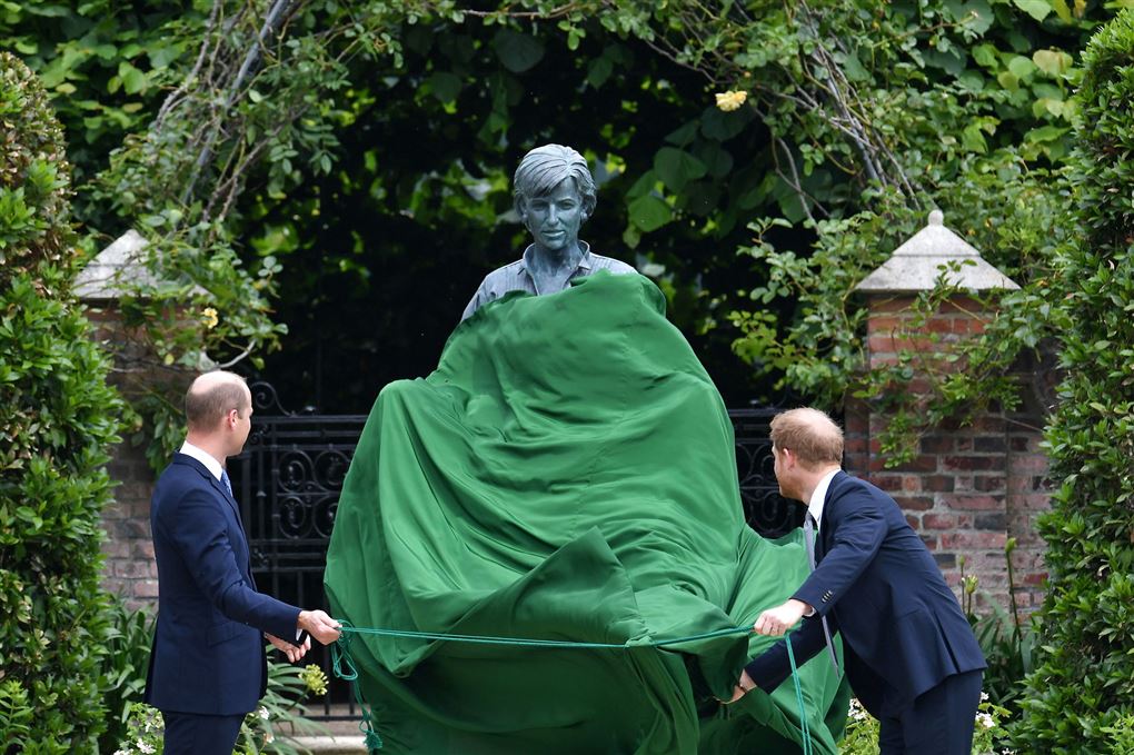William og Harry afslører statue