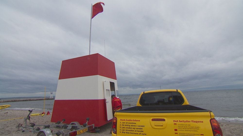 Rødt flag over livreddertårn