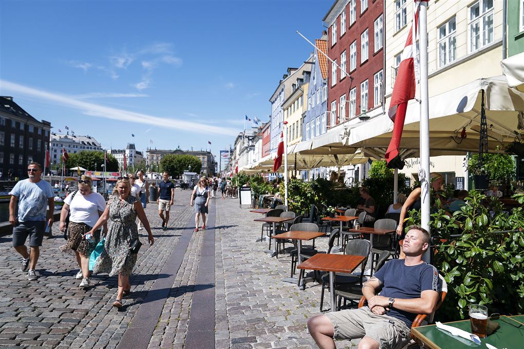 mand nyder solen i Nyhavn
