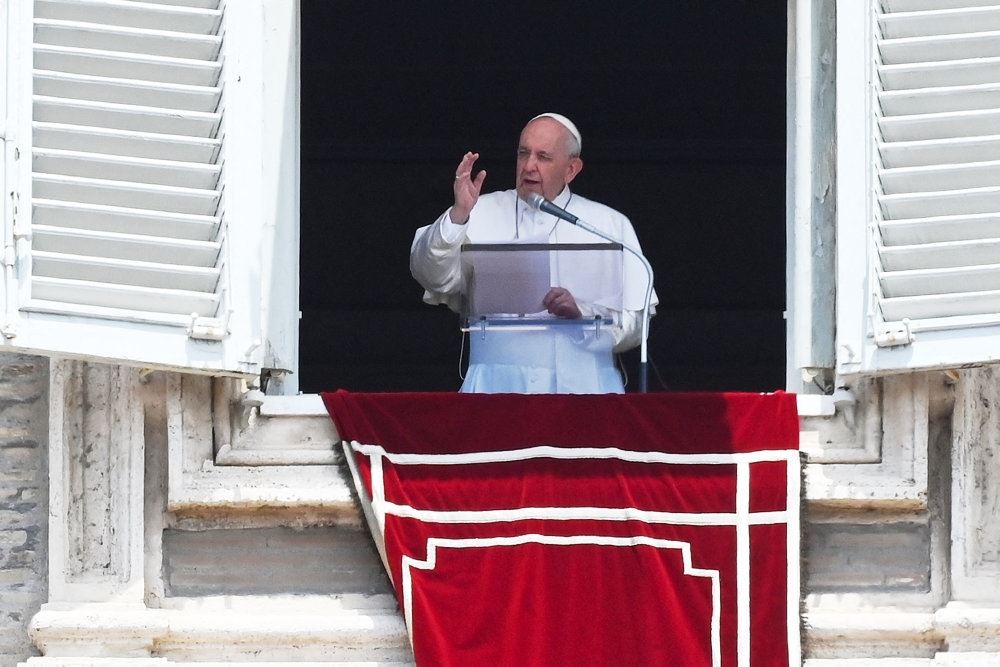 pave frans vinker fra balkonen
