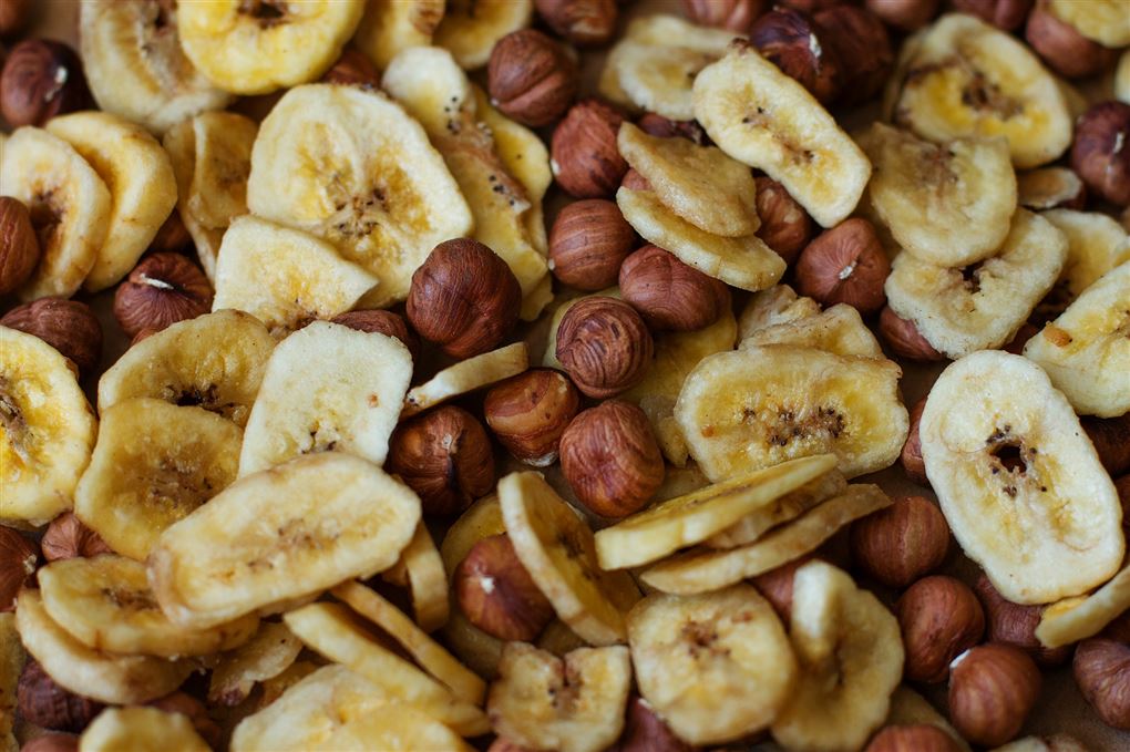 billede af bananchips og nødder