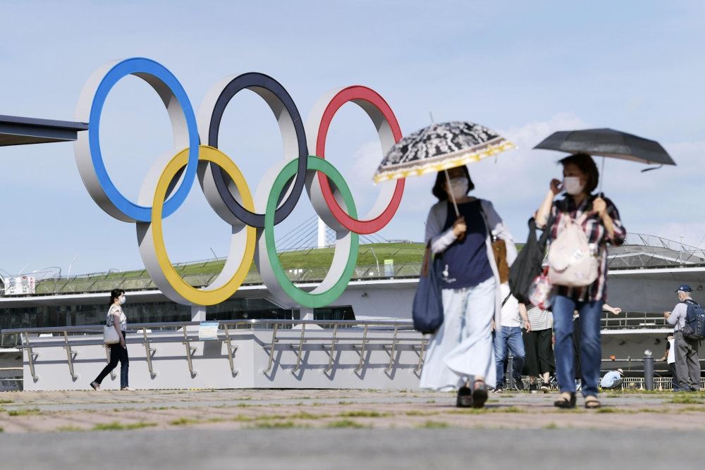 OL-logo og japanere med paraply
