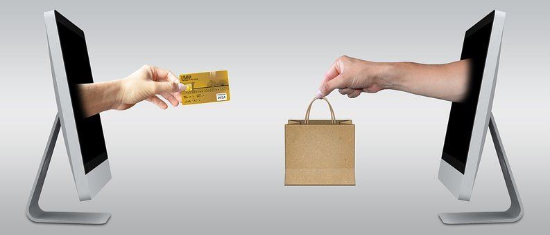 Et kreditkort kommer ud af en pc og en pose kommer ud af en anden pc