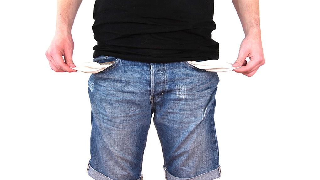 Mand viser tomme lommer i jeans