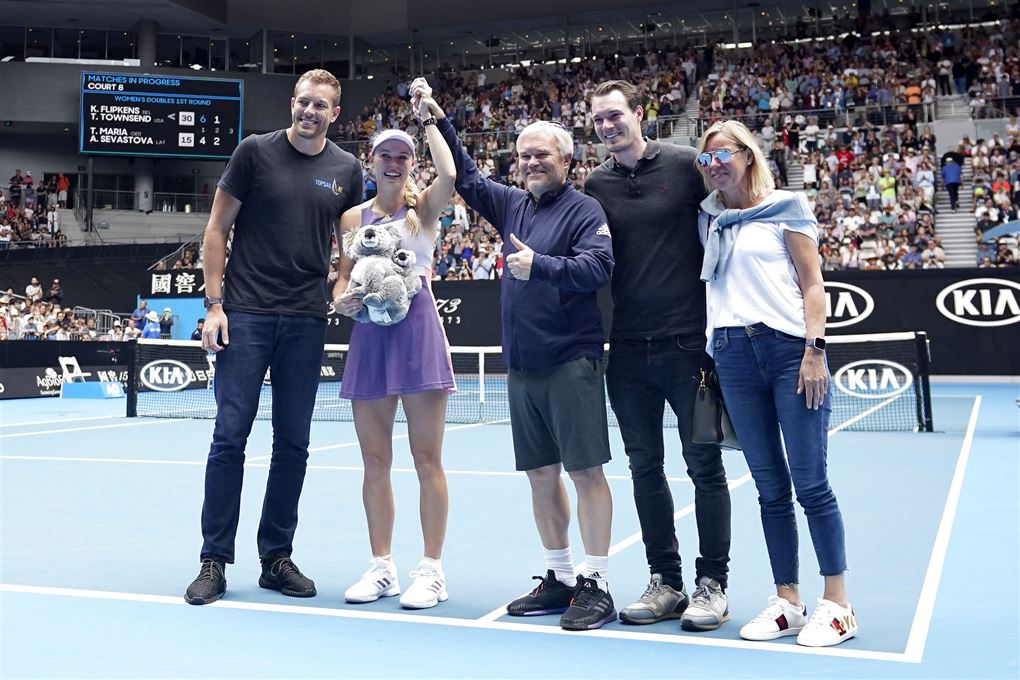 David Lee, Caroline, Piotr, Patrik og Anna Wozniacki sammen på tennisbanen under Carolines sidste tenniskamp. 