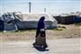 en kvinde og et barn i en flygtningelejr