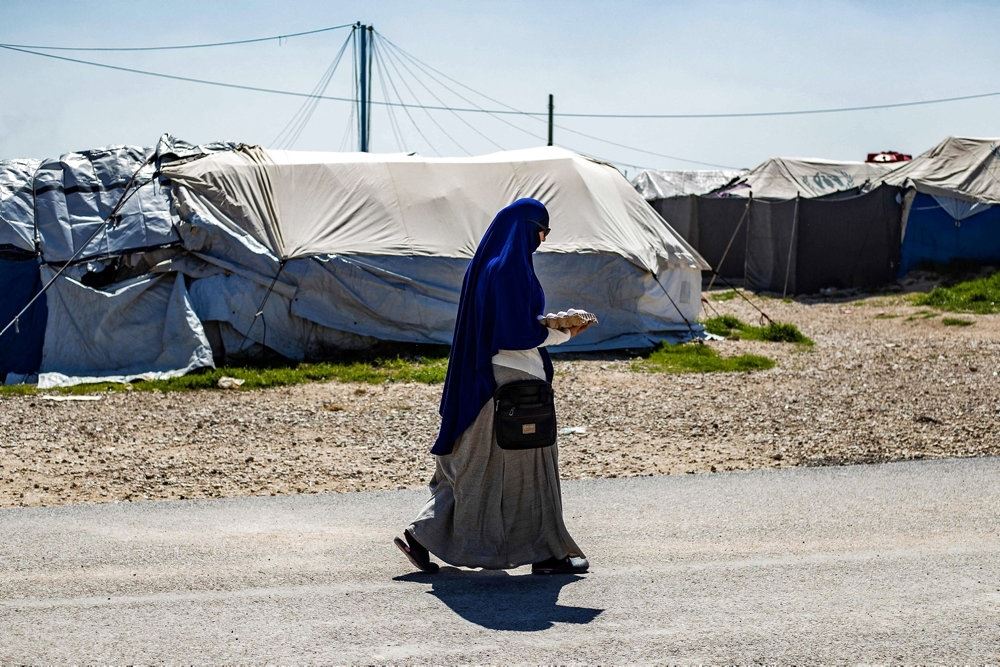 en kvinde og et barn i en flygtningelejr