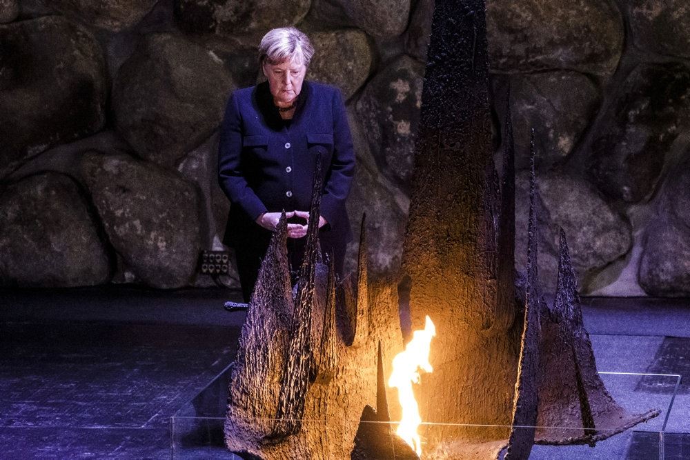 Angela Merkel ved et brændende bål