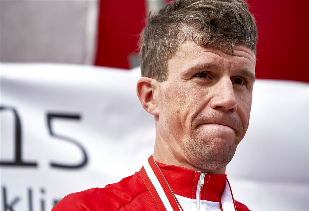 Chris Anker Sørensen i rød og hvid cykeldragt og et rørt ansigtsudtryk.