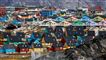 by med farvestrålende huse i grønland 