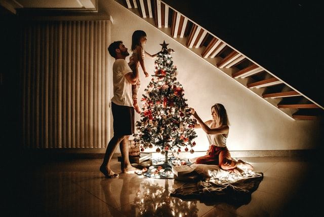 et smukt jueltræ under en trappe