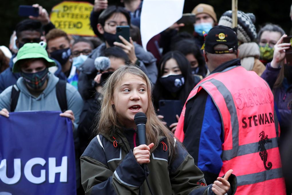 En lille pige med mikrofon ved en demonstration