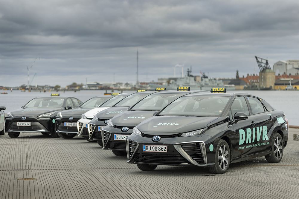 En række Toyota-taxier på en kaj i København