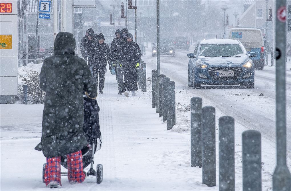 Personer på gaden i snevejr.
