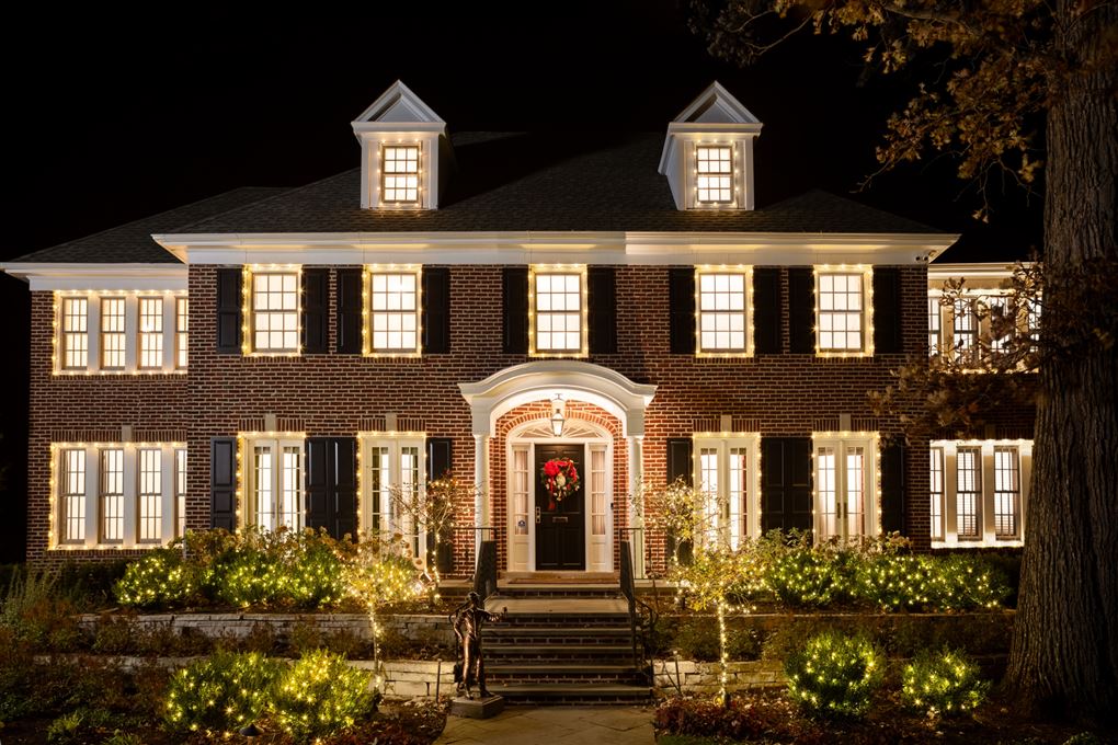 Det ikoniske hus set udefra med julelys i alle vinduer. 