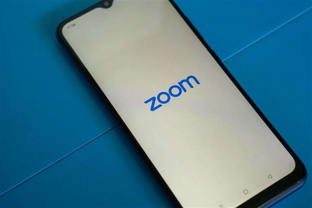 En mobiltelefon i zoom appen