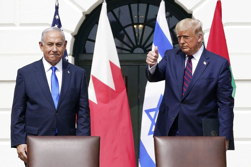 Trump med en gråhåret israeler ved siden af