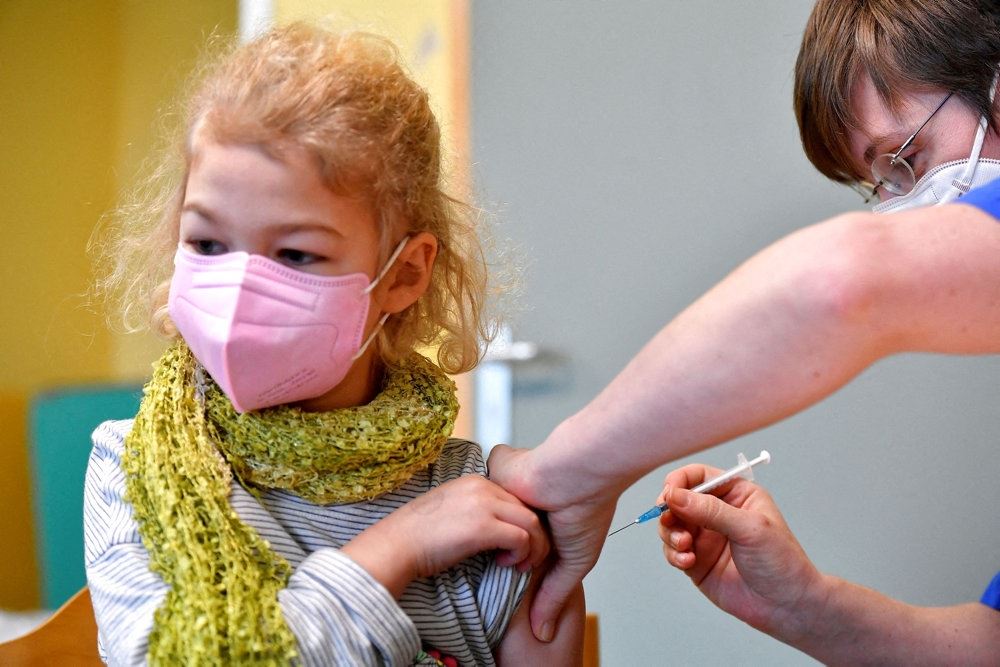En pige får en vaccine i armen 