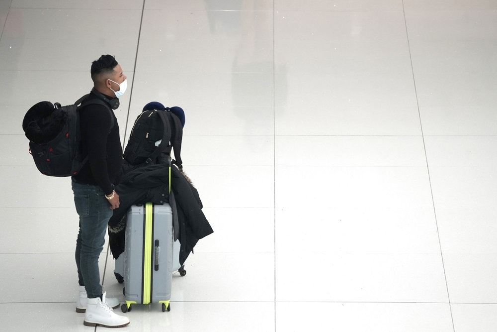 En rejsende venter i en Lufthavn