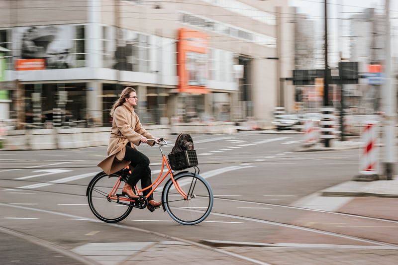 en dame på cykel i byen