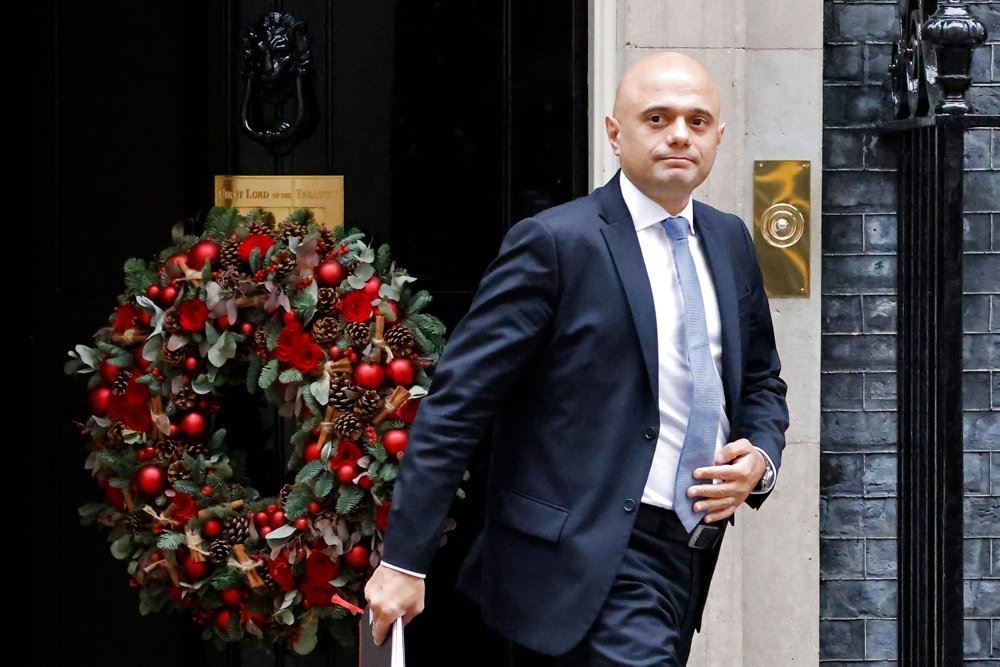 En skaldet mand i jakkesæt går ud af Downing Street nummer 10