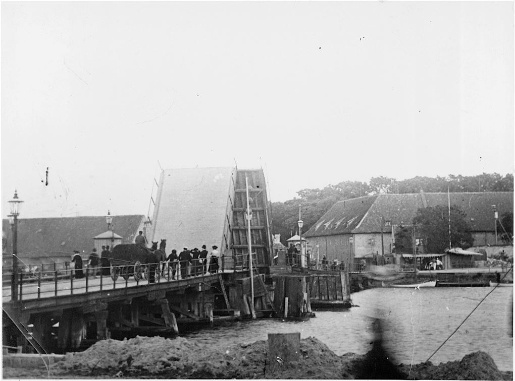 En billedet af en bro i sort hvidt 