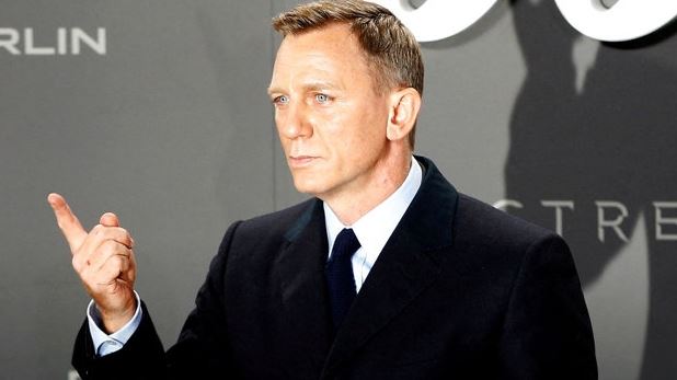 James Bond-skuespiller får særlig titel af dronningen