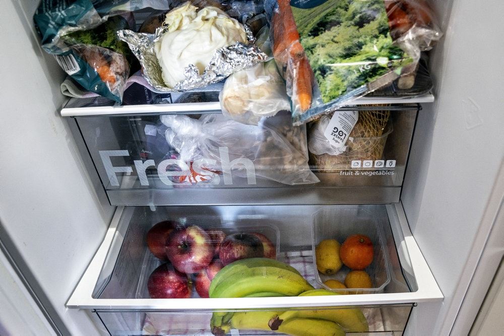 Køleskab med masser af frugt og grønt
