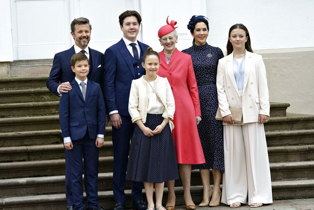 royal familie poserer på trappe