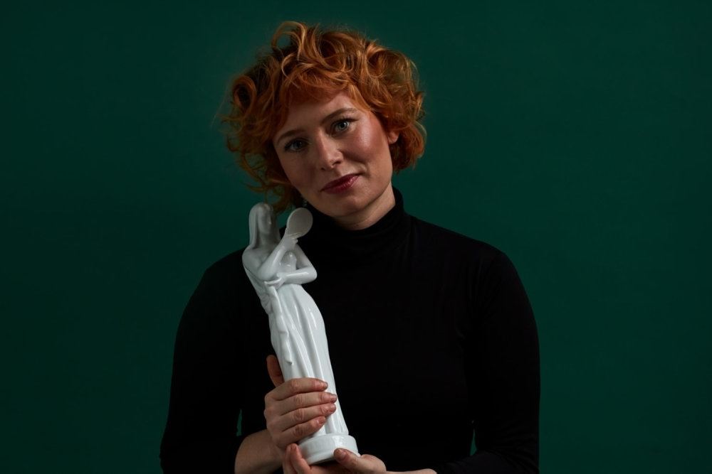 Annika Aakjær med en Bodil statuette