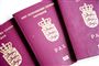 tre danske pas ligger på bord
