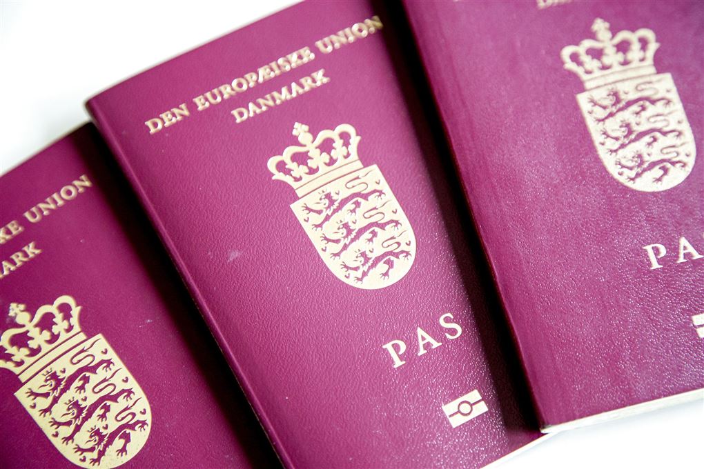 tre danske pas ligger på bord