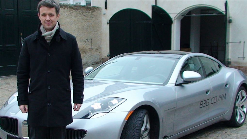 Kronprinsen foran en sølvgrå bil
