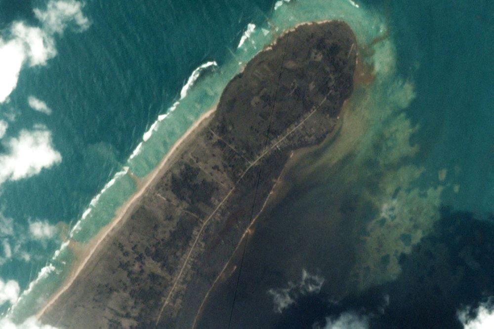 Billedet her viser byen Kanokupolu på hovedøen Tongatapu dagen efter tsunamien. 