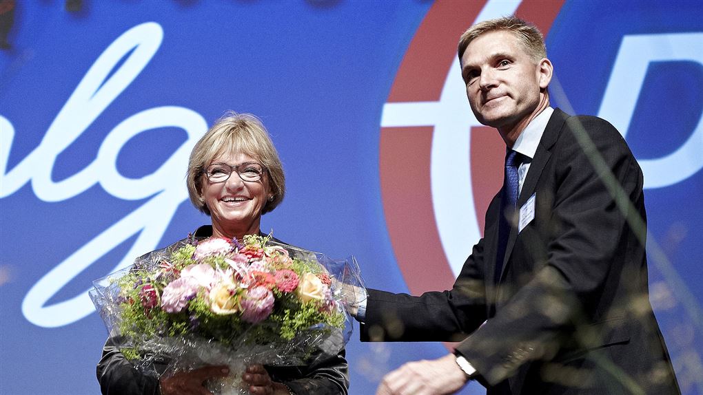 Pia Kjærsgaard får blomster af Kristian Thulesen Dahl