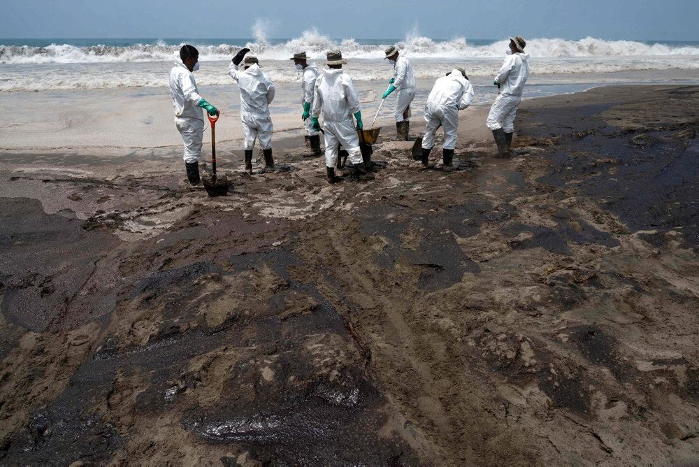 Soldater fjerner olie fra strand