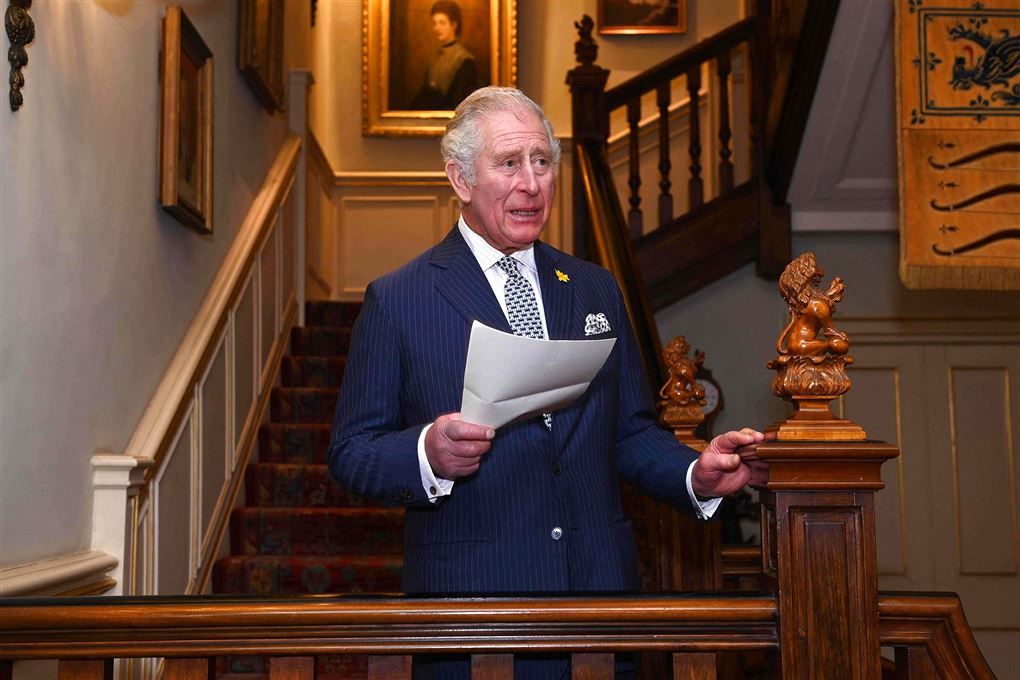 Prins Charles med papir i hånden